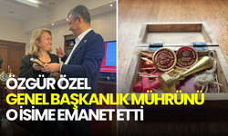 Özgür Özel, genel başkanlık mührünü CHP’li vekile emanet etti! “Tekrar gelinceye kadar…”
