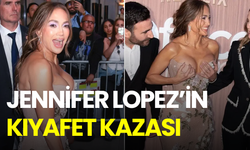 Jennifer Lopez’in galada talihsiz anı! Kıyafet kazası görüntüleri gündem oldu