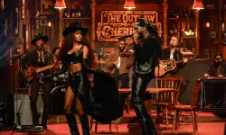 Shaboozey, The Tonight Show’da ‘Cowgirl’ performansı için Ciara Miller’ı sahneye çağırdı