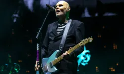 Smashing Pumpkins, ‘It’s a Sunshine Day’ kapağı için Brady Bunch’ın Greg’i Barry Williams’ı sahneye çağırdı