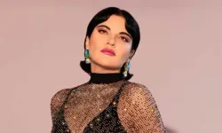 Göksel Balkonunda “Sen Orda Yoksun” Seslendirdi