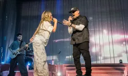 Hilary Duff, Madison Square Garden’da Good Charlotte ile “The Anthem”i seslendirdi