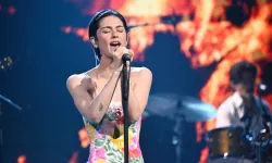 Gracie Abrams, ‘Look at My Life’ ile Fallon’da sahne aldı
