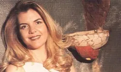 Rüya Ersavcı’dan Yıllara Meydan Okuyan Görünüm: “İstemiyorum Baba” İkonu Değişmedi