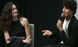 Emmy Rossum, ödül sezonuna yaklaşırken İspanyol epik “La Bola Negra”yı destekliyor