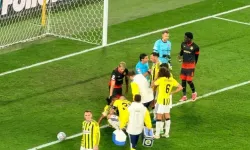 Fenerbahçe’de Nathan Ake sakatlandı, 21. dakikada oyun durdu