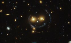 Hubble’den “gülümseme” görüntüsü: Merceklenme yayları ortaya çıktı