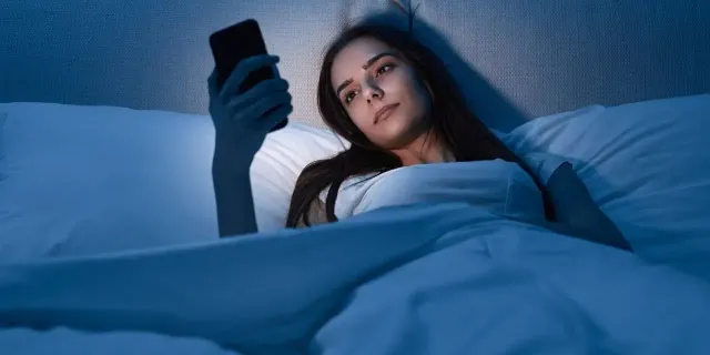 Gece telefon gençleri vuruyor