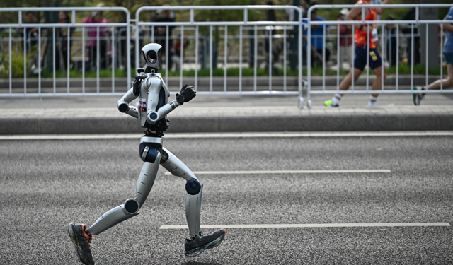 Pekin'de insansı robotlar yarı maratonda insanları geçti: Kazanan robot 50 dakikada bitirdi