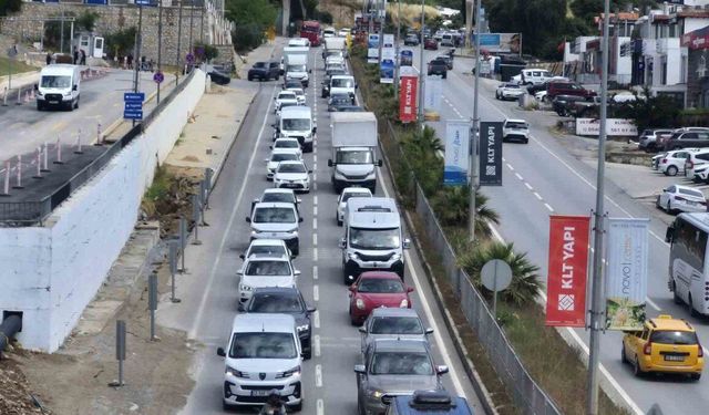 Bodrum’a bayram akını başladı: 24 saatte 20 bin araç giriş yaptı, trafik kilitlendi