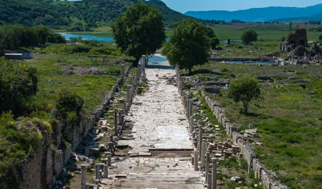 Efes'te dev restorasyon: 2500 yıllık cadde yeniden ayağa kalkıyor