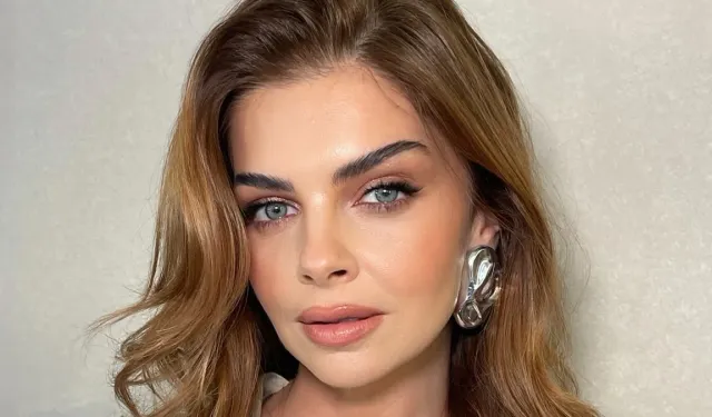 Pelin Karahan’ın “mutfak işleri” anlayışı biraz farklı galiba… Biz önlükle geziyoruz, o mini elbiseyle