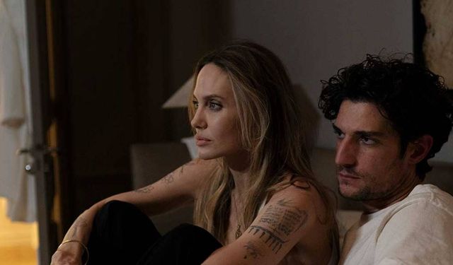 Couture: Angelina Jolie’nin kırılgan performansı Paris defilesinin sessiz gerilimine tutunuyor