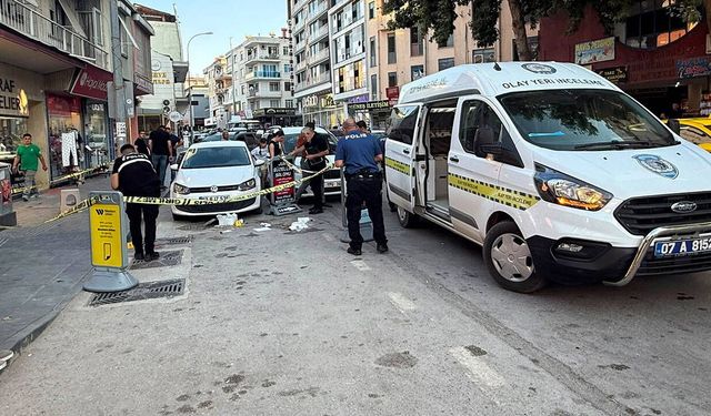 Doğum günü pastasıyla yürürken silahlı saldırı: Hayati tehlikesi bulunan saldırgan yakalanamadı