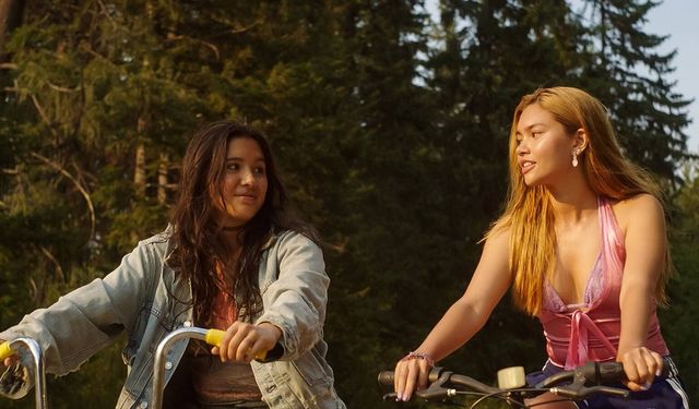 Hayley Kiyoko’nun yönetmenlik denemesi: “Girls Like Girls”