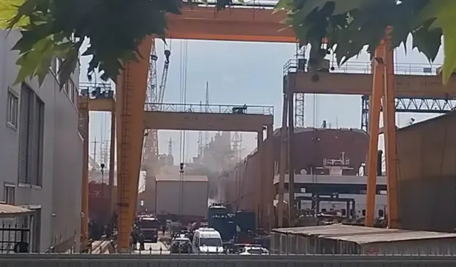 Tuzla tersanesinde gemi yangını: Ekiplerin müdahalesi sürüyor