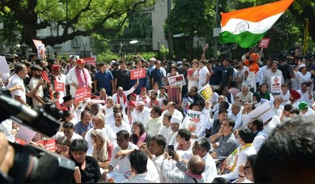 Hindistan’da seçmen listeleri krizi: Yüzlerce kişi gözaltına alındı