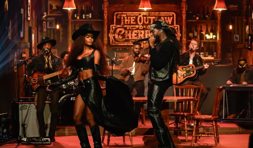 Shaboozey, The Tonight Show’da ‘Cowgirl’ performansı için Ciara Miller’ı sahneye çağırdı