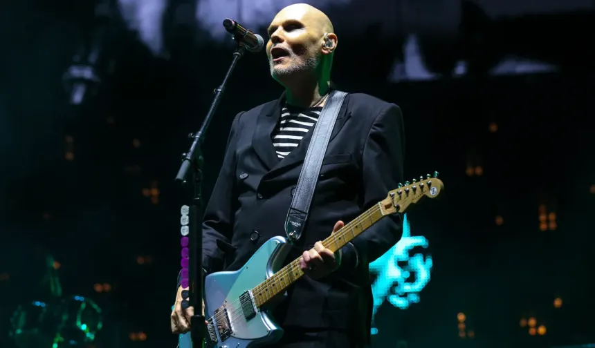Smashing Pumpkins, ‘It’s a Sunshine Day’ kapağı için Brady Bunch’ın Greg’i Barry Williams’ı sahneye çağırdı