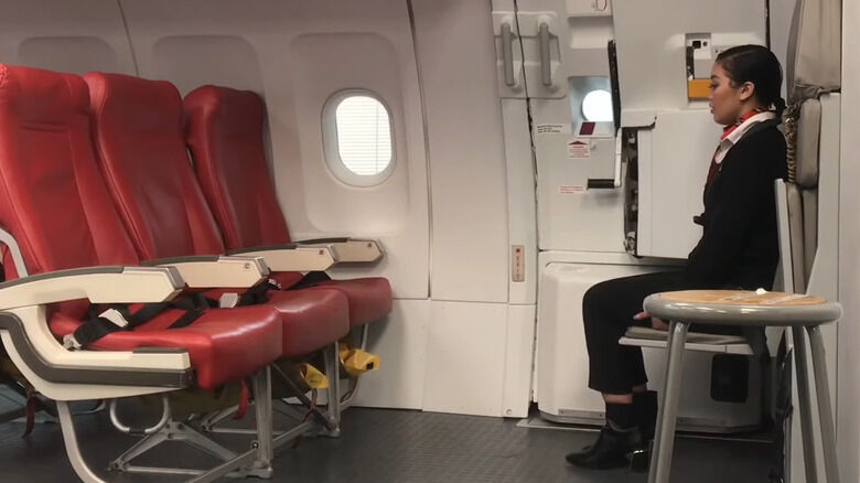 Uçuş Görevlileri Kalkışta Neden Ellerinin Üzerine Oturur? Güvenlik Sırrı Ortaya Çıktı2