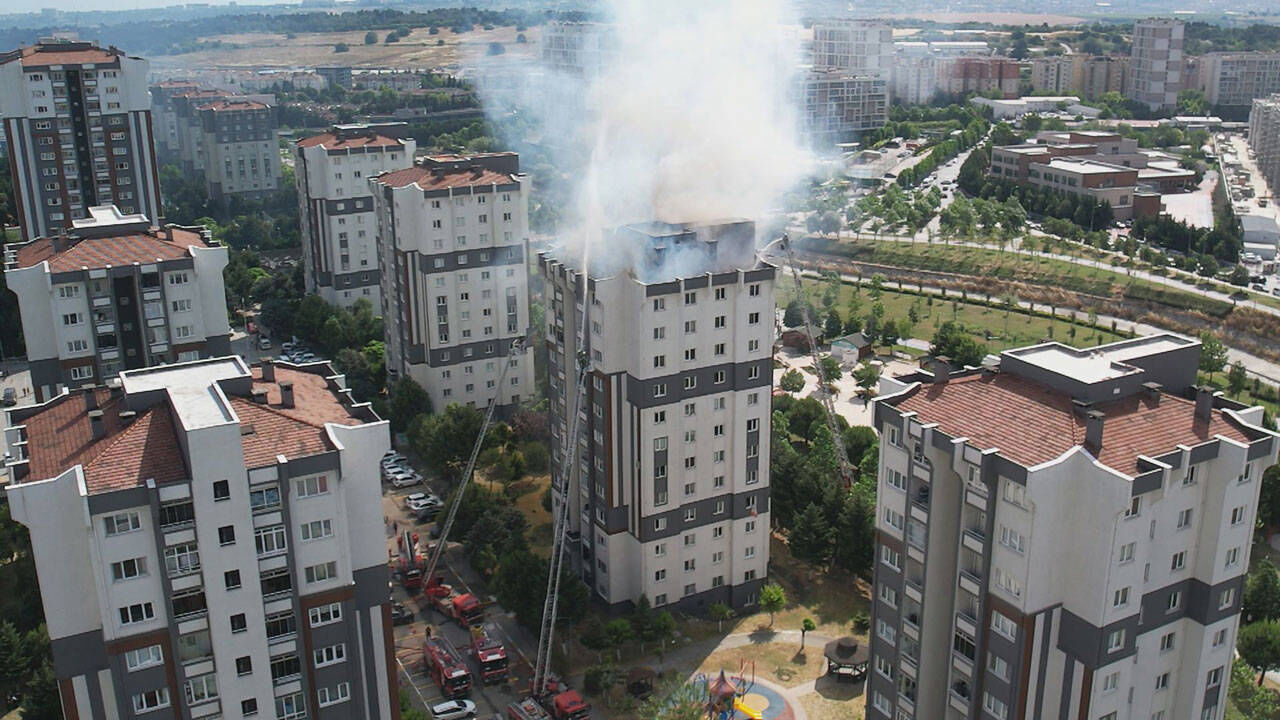 Küçükçekmece’de sitede yangın: 10 kişi hastaneye kaldırıldı