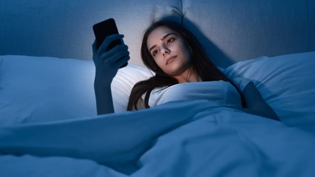 Gece telefon gençleri vuruyor