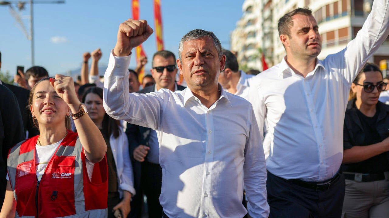 Özgür Özel’in Yeni Partisinde İsim ve Logo Detayları Netleşiyor